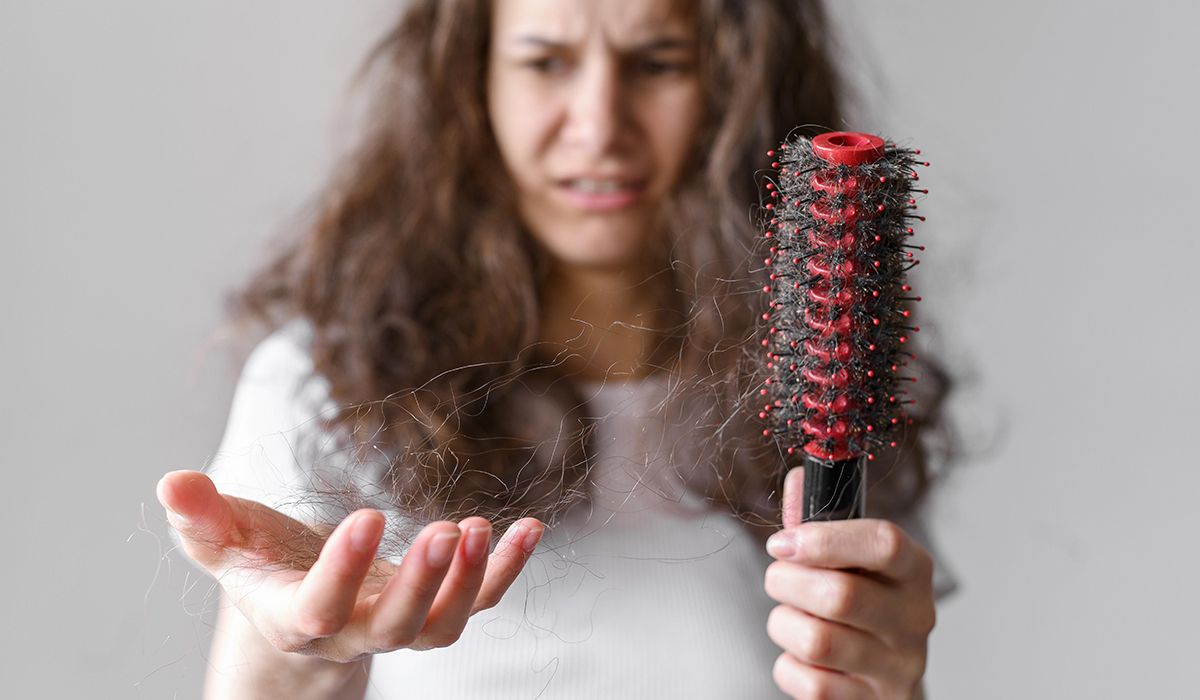 CAIDA DEL CABELLO La caída del cabello en otoño: causas y cómo prevenirla